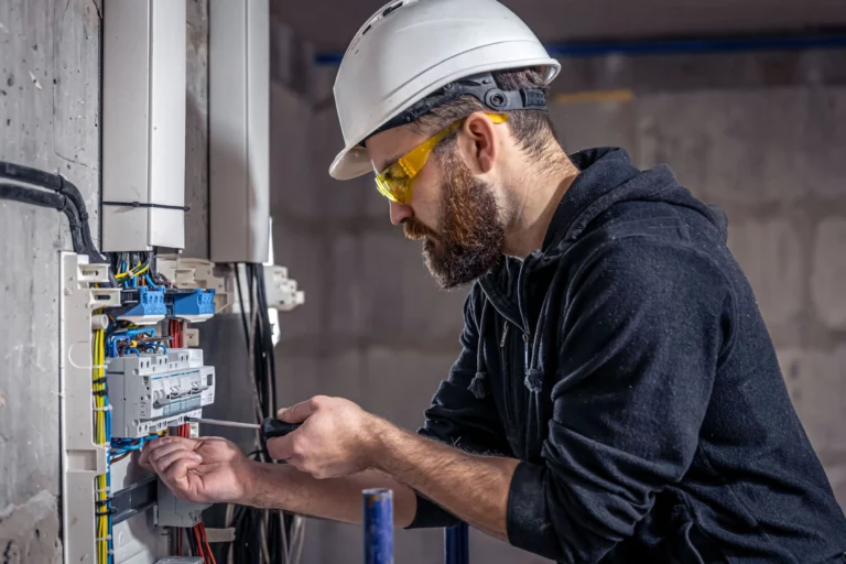 Operatore Installazione e manutenzione Impianto Elettrico